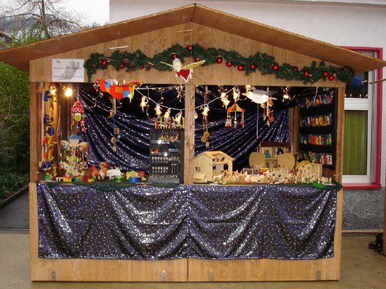 Marktstand mit einer AUswahl an Holzspielzeug